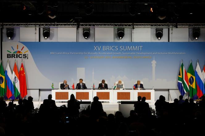 De gauche à droite, le président brésilien, Luiz Inacio Lula da Silva ; le dirigeant chinois, Xi Jinping ; le président sud-africain, Cyril Ramaphosa ; le premier ministre indien, Narendra Modi ; et le ministre des affaires étrangères russe, Sergueï Lavrov, au 15ᵉ sommet des BRICS à Johannesburg, le 24 août 2023. 
