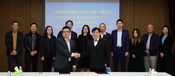 (Front L-R) Fenglin Group Deputy General Manager Mr Pan Taishen and AcroMeta Chairman Mr Levin Lee Keng Weng at the signing ceremony in Shanghai.