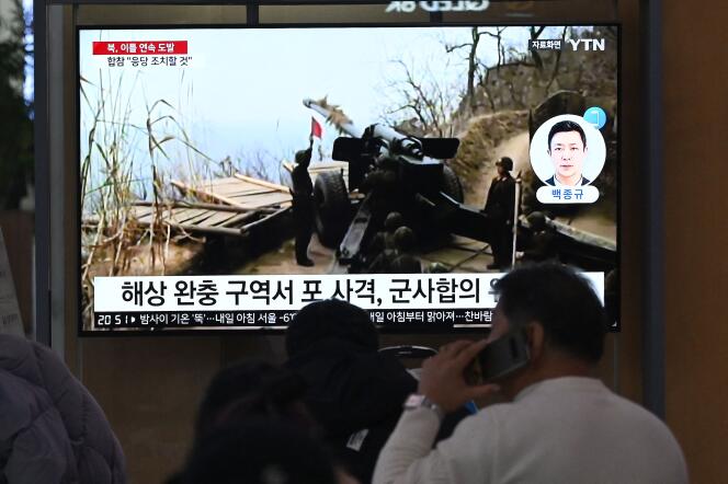 Un bulletin d’informations avec des images de tirs d’artillerie de la Corée du Nord, dans une gare de Séoul (Corée du Sud), le 6 janvier 2024.