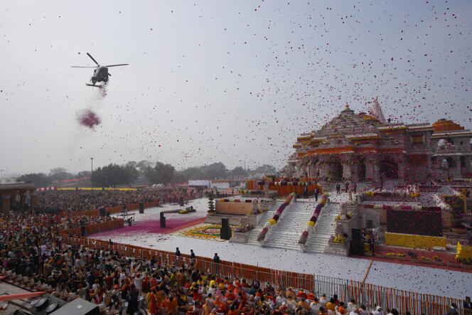 Des pétales de fleurs, lâchées par un hélicoptère de l’armée de l’air indienne, lors de l’inauguration du temple dédié au dieu Ram à Ayodhya, dans l’Etat de l’Uttar Pradesh, en Inde, le 22 janvier 2024.