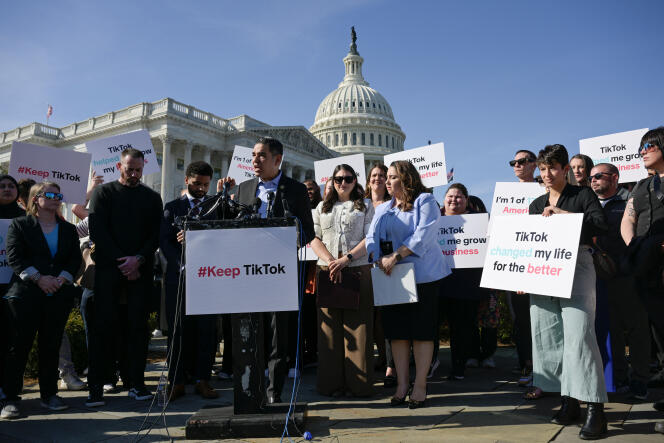Le député Robert Garcia s’exprime, soutenu par ses collègues Maxwell Frost, Sara Jacobs et Delia Ramirez et des créateurs de TikTok, pour s’opposer au projet de loi visant à interdire TikTok aux Etats-Unis, devant le Capitole à Washington, le 12 mars 2024. 
