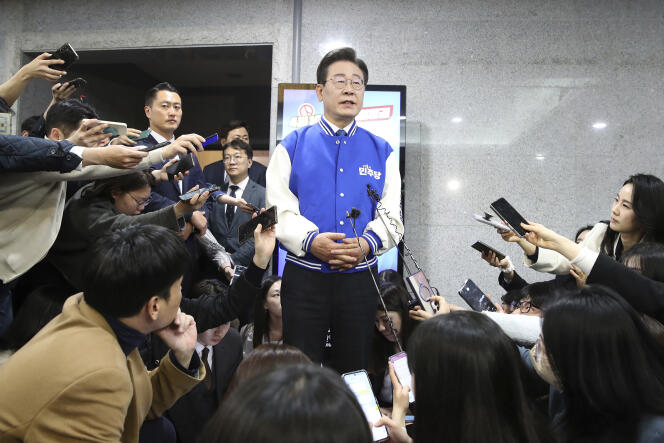 Le leader du Parti démocrate, Lee Jae-myung, s’adresse aux journalistes, à Séoul, le 10 avril 2024.