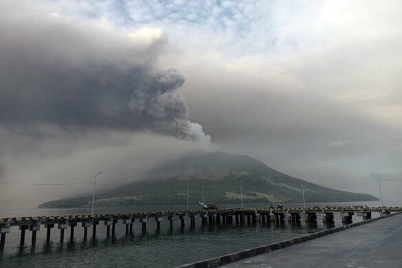 des milliers d’habitants évacués en raison d’un volcan en éruption et d’un risque de tsunami