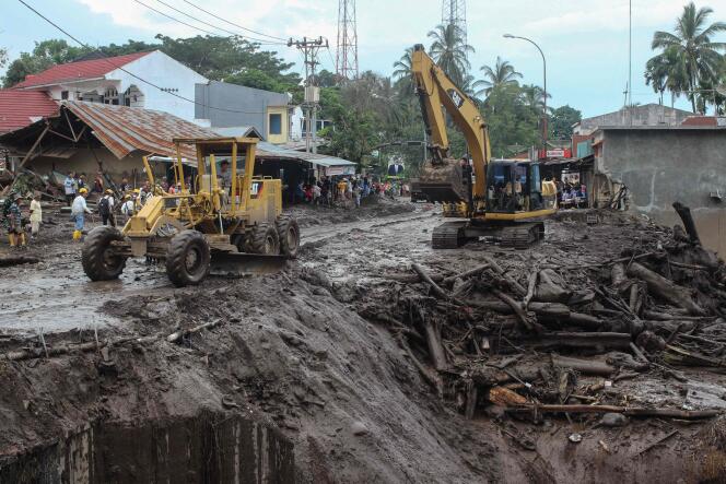 Des engins dégagent la boue et les débris après des inondations soudaines et meurtrières et une coulée de lave froide à Tanah Datar, dans l’île de Sumatra, en Indonésie, le 13 mai 2024.