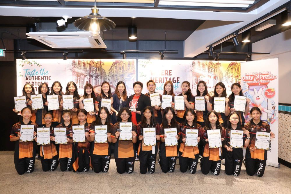 (Top row, 7th from left): Ms. Jaymee Tan Yee Ming, Vice President of the Cheerleading Association and Register of Malaysia (CHARM), and Ms. Prawn Cheng, Chief Merchandising and Marketing Officer of Presto, together with the Team Malaysia Youth All Girl (TMYAG).