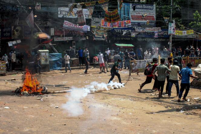 Des manifestants s’affrontent avec la police, à Dacca, le 18 juillet 2024. 