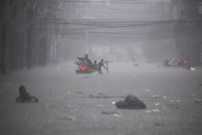 Un canot de sauvetage dans les rues inondées de Manille, aux Philippines, à cause des pluies torrentielles provoquées par le typhon Gaemi, le 24 juillet 2024.