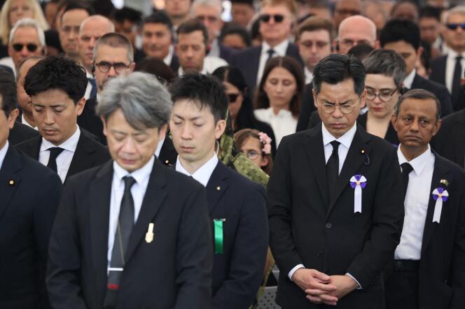 Les participants observent une minute de silence lors de la cérémonie au parc du Mémorial de la Paix, à Hiroshima, le 6 août 2024.