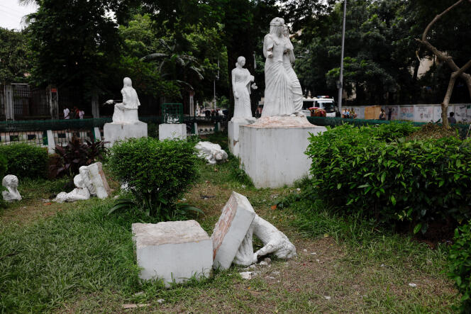 Des statues vandalisées après la démission de la première ministre, Sheikh Hasina, à Dacca, au Bangladesh, le 6 août 2024.