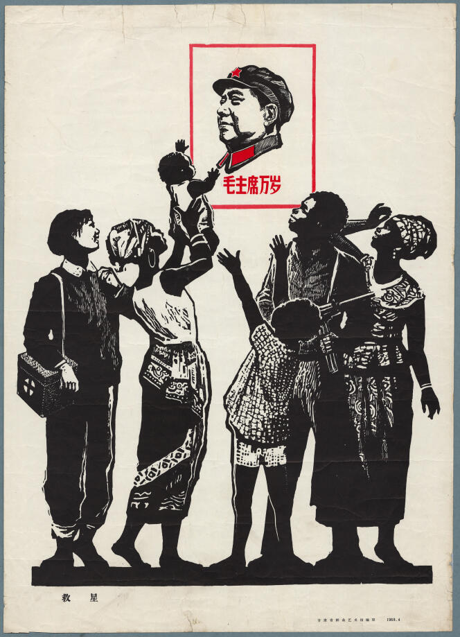 « Sauveur », une affiche à la gloire du président Mao datant de 1968. Elle représente un groupe d’Africains, vénérant un portrait de Mao Zedong, accompagné, à gauche, d’un « médecin au pieds nus » chinois. Ce modèle – des agriculteurs formés à la médecine pour pallier l’absence de soin dans les campagnes chinoises – conçu par Mao au début des années 1960 a ensuite été exporté en Afrique, pour la première fois en Algérie, en 1962.

