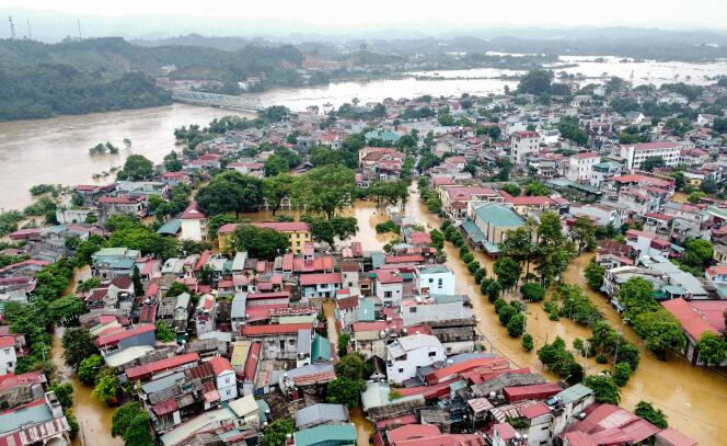 Cette photo aérienne montre des rues et des bâtiments inondés après le passage du super typhon Yagi dans le nord du Vietnam, à Yen Bai, le 9 septembre 2024. 