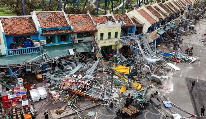 Cette photo aérienne montre des bâtiments endommagés et des débris dans une rue après que le super typhon Yagi a frappé Ha Long, dans la province de Quang Ninh, au Vietnam, le 8 septembre 2024.