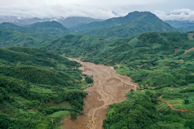 Cette vue aérienne montre le lieu du glissement de terrain dans le village montagneux isolé de Lang Nu, dans la province de Lao Cai, le 11 septembre 2024, à la suite du typhon Yagi, qui a frappé le nord du Vietnam.