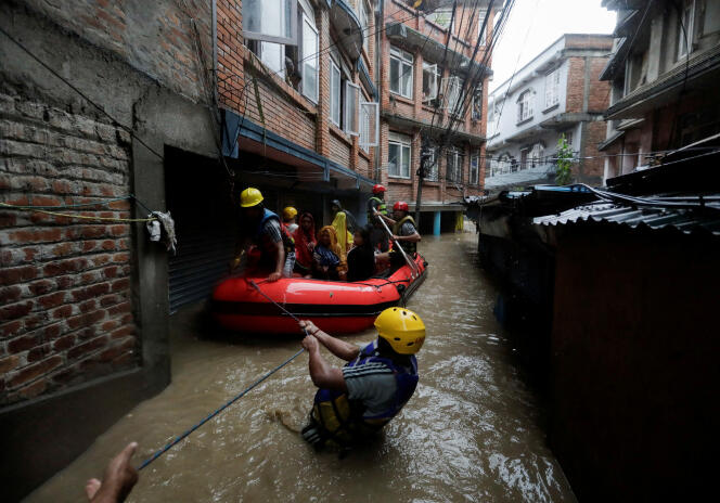 Des sauveteurs évacuent des habitants après des inondations à Katmandou, au Népal, le 28 septembre 2024.