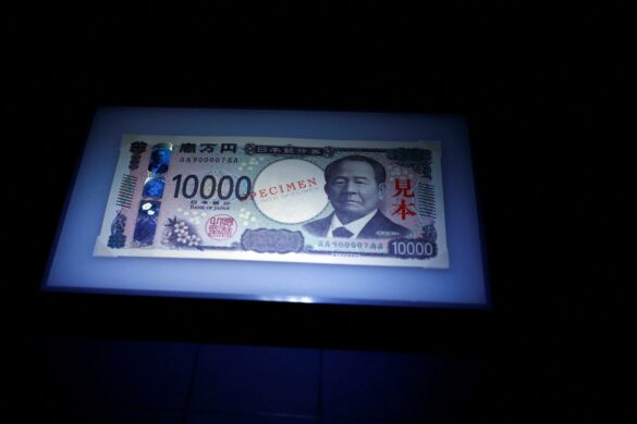 In Japan, the new 10,000 yen note offends newlyweds