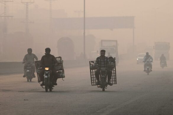 the city of Lahore, immersed in a cloud of pollution, will close its schools for a week