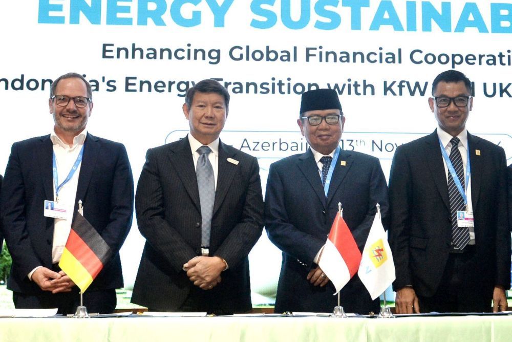 Special Envoy of the President of the Republic of Indonesia in COP29, Hashim Djojohadikusumo (second from left) took a photo with PLN President Commissioner, Burhanuddin Abdullah (second from right), PLN President Director, Darmawan Prasodjo (right), and Chief of Sustainability Officer of Kreditanstalt für Wiederaufbau (KfW), Jürgen Kern at the signing of the MoU entitled Leading the Charge: Strategic Partnership to Catalyze Decarbonization in Baku, Azerbaijan on Wednesday, (11/13).