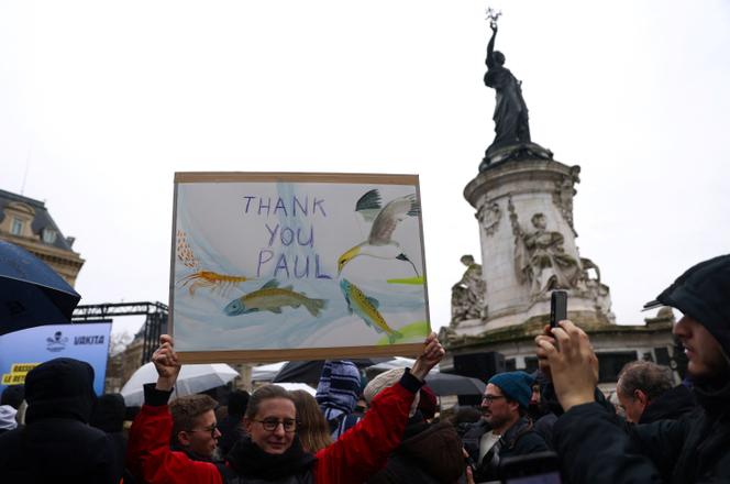 A person holds a sign of thanks to Paul Watson, during a rally organized by Sea Shepherd France and Vakita, to welcome the American-Canadian activist released after five months of detention in Denmark, on Place de la République in Paris, Saturday December 21, 2024. 