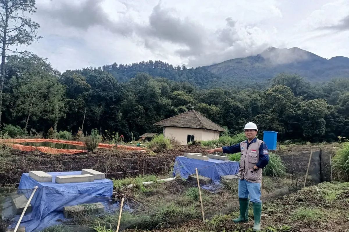 Disaster mitigation and natural resource exploration expert from Brawijaya University, Prof. Sukir Maryanto, in the MAGDAS Cangar Station in East Java. (ANTARA/HO-Brawijaya University)