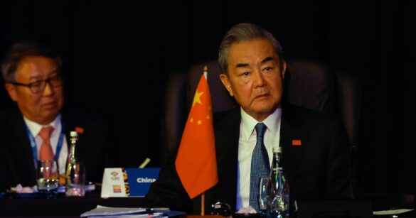 Le ministre chinois Wang Yi écoute le discours du président sud-africain Ramaphosa lors de la réunion des ministres des Affaires étrangères du G20 à Johannesburg, un événement marqué par l'absence du chef de la diplomatie américaine.